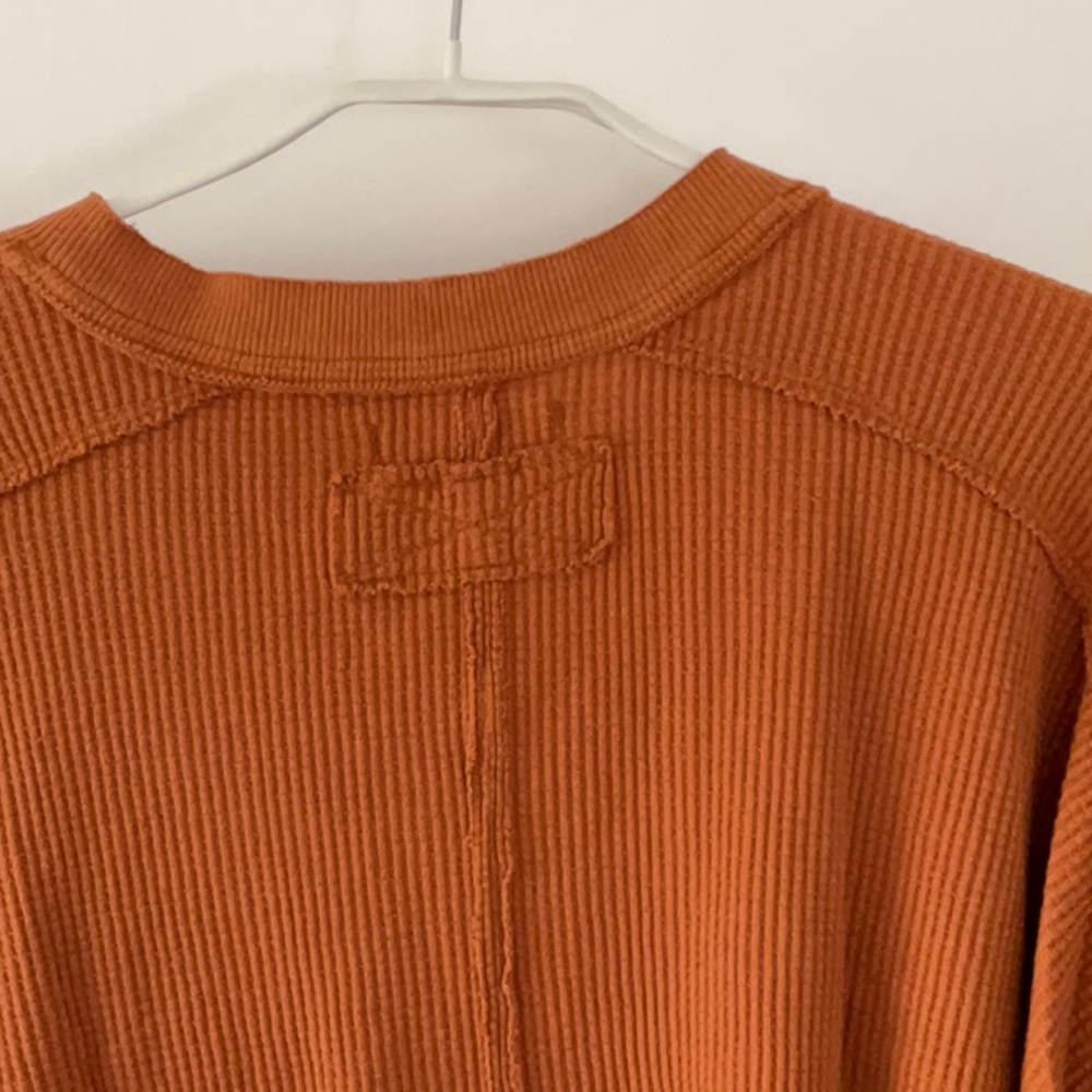 Free PEOPLE Women’s Rust Long-Sleeve V-Notch Pullover Top - Picture 8 of 8